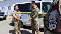 Zwei Soldaten tragen eine Geldkiste