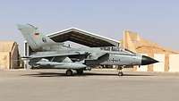 Ein Tornado steht im Shelter Bereich innen sitzen zwei Piloten