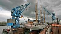 Gorch Fock zwischen zwei Krane in der Werft
