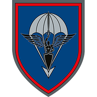 Auf blauem Grund ein Fallschirm, darauf der Heilige Michael – Schutzpatron der Fallschirmjäger