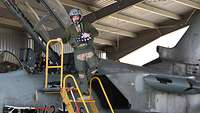 Der US-Pilot steigt aus dem Flugzug eine Leiter hinab