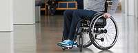 Mann in einem Rollstuhl