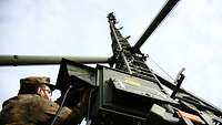 Ein Soldat vor einer Antenne
