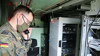 Ein Soldat mit einem Telefonhörer