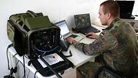 Ein Soldat vor einem Computer
