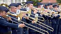 Mehrere Bundeswehrsoldaten spielen auf ihren Blechblasinstrumenten