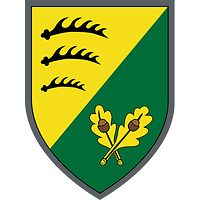 Diagonal geteilt: auf goldenem Grund drei stilisierte Hirschgeweihe, auf grünem Grund Eichenblätter