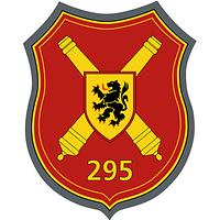 Auf rotem Grund zwei goldene Kanonenrohre, darauf das Wappen der 10. Panzerdivision, die Zahl 295.