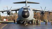 Der A400M Militärische Brandschützer stehen am vorderen Rumpf des A400M und lassen sich einweisen