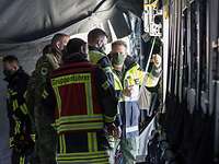 Der A400M hat auch innen Besonderheiten Soldaten stehen im Rumpf des A400M und schauen sich die Türen an