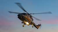 Ein Sea Lynx kurz nach dem Start von unten