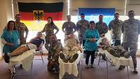Mehrere Soldaten posieren für ein Gruppenbild