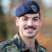 Ein Soldat mit Barett 