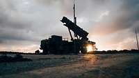Ein Patriot-Launcher steht während des Sonnenaufgangs in der Stellung