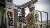 Ein Soldat bedient das Element zum Aufbau der Stromversorgung eines Patriot-Launchers