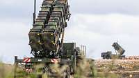 Zwei Patriot-Launcher stehen auf der Nato Air Missile Firing Installation in Stellung