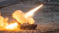 Ein Patriot-Launcher feuert einen Lenkflugkörper ab