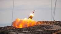 Ein Patriot-Launcher feuert einen Lenkflugkörper ab