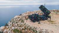 Ein Patriot-Launcher steht in seiner Stellung an einer Klippe