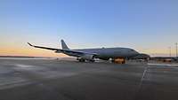 Ein Flugzeug steht auf der Plattform
