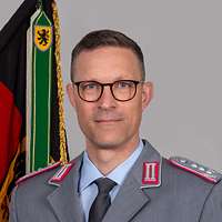 Ein Soldat im Dienstanzug schaut in die Kamera.