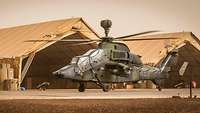 Kampfhubschrauber Tiger vor den Zelten im Camp Castor