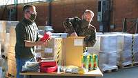 Weihnachtspäckchen werden beim Bundeswehrdepot verladen.