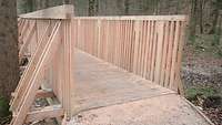 Anfang einer Fußgängerbrücke aus Holz