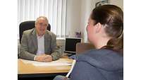 Eine Offizierbewerberin lässt sich von Barthel Bühl, Studienberater im Assessmentcenter fü Führungskräfte zum Studium beraten. 