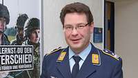 Obersleutnant Thorsten Orth erläutert das Assessment und die Aufgaben im Assessmentcenter für Führungskräfte der Bundeswehr.