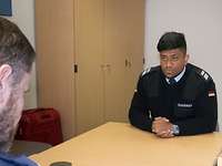 Teil 5_Bild 3_Bundeswehr: Erfolgreich sind nur die Besten Rassel Rahaman sitzt beim Einplanungsoffizier. Anhand seiner erzielten Ergebnisse wird er für die weitere Verwendung eingeplant