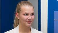 Teil 5_Bild 4_Bundeswehr: Erfolgreich sind nur die Besten Die Bewerberin Sophie Colnar zeigt sich sehr zurieden im abschließendem Interview.