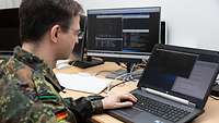 Ein Bundeswehrsoldat am Laptop