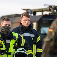 2 Soldaten in Feuerwehruniform, 2 Soldaten in Flecktarn