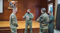 Ein deutscher Oberst unterhält sich mit einem US-amerikanischen und griechischen Oberst sowie einem deutschen Oberstleutnant.