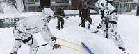 Krisenvorsorge durch die Bundeswehr: Hilfseinsätze bei Naturkatastrophen Soldaten schaufeln Schnee