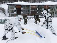 Krisenvorsorge durch die Bundeswehr: Hilfseinsätze bei Naturkatastrophen Soldaten schaufeln Schnee