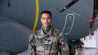 Der französische Soldat Sergeant Johann Baltide steht vor einem A400M.
