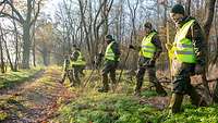 Soldaten durchstreifen ein Waldgebiet