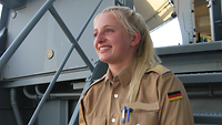 Portrait einer Marinesoldatin auf dem Schiff