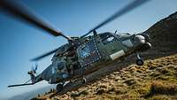 Ein Hubschrauber landet im Gebirge.