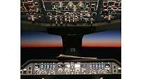 Aus dem Cockpit des A350 heraus sieht man den Abendhimmel.