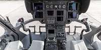 Innenaufnahme vom Cockpit eines Hubschraubers