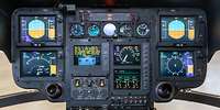 Nahaufnahme von den Displays im Cockpit eines Hubschraubers