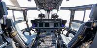 Innenaufnahme vom Cockpit eines Hubschraubers