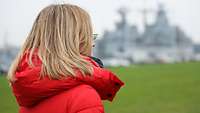 Setzt auf das Ehrenamt: Birte S. im Hafen von Wilhelmshaven