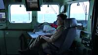 Ein Soldat sitzt am Kommandantenplatz eines Schiffes