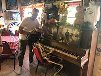 Gabriel steht in der Bar aus dem Film „Top Gun“ in San Diego neben dem Klavier.