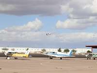 Gabriel mit seiner Übungsmaschine kurz vor dem Aufsetzen auf der Landebahn in Goodyear.