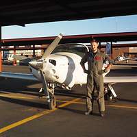 Gabriel steht neben seinem Übungsflugzeug, einer Grob G 120A.